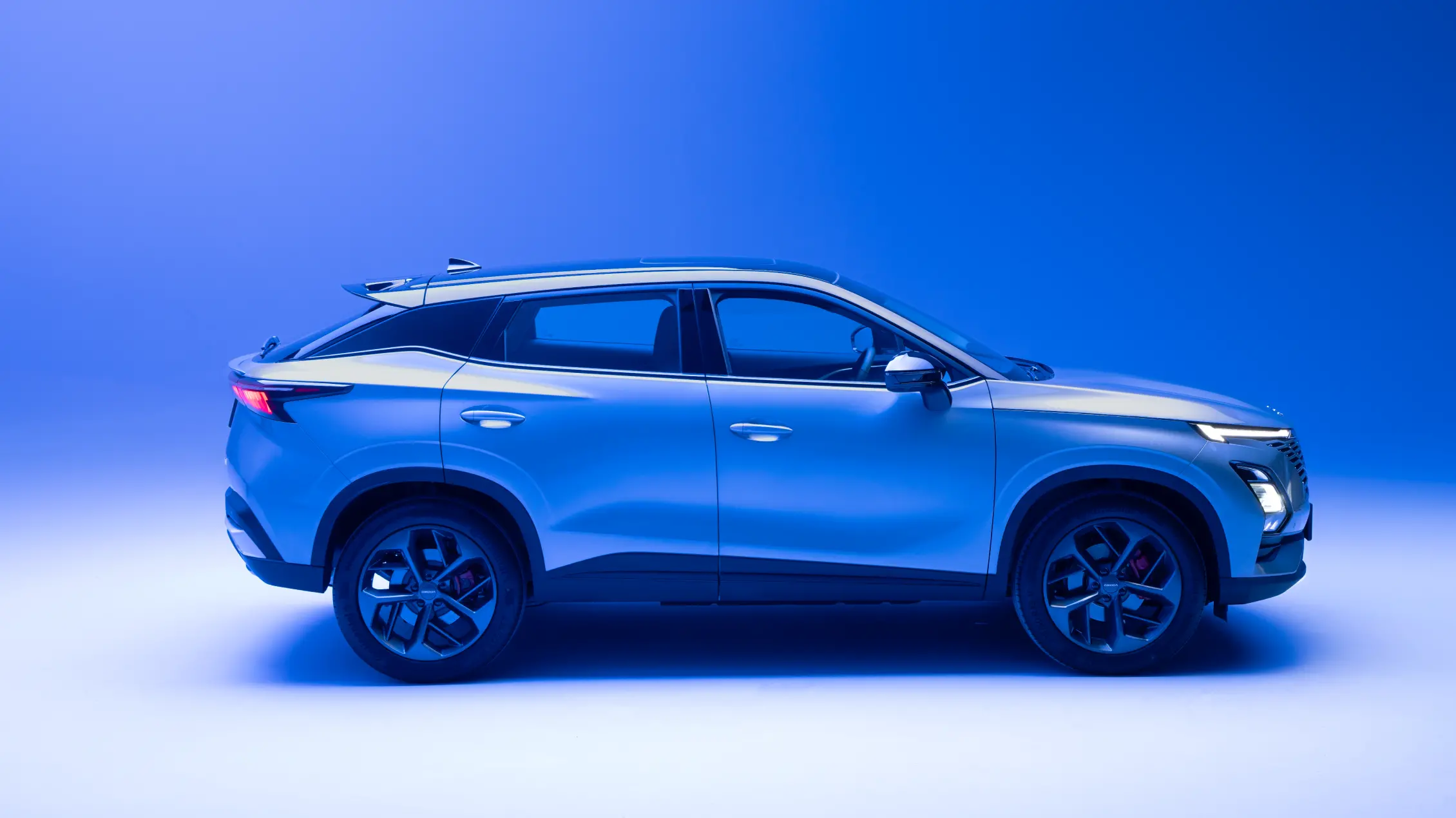 side profile OMODA 5 in blue background