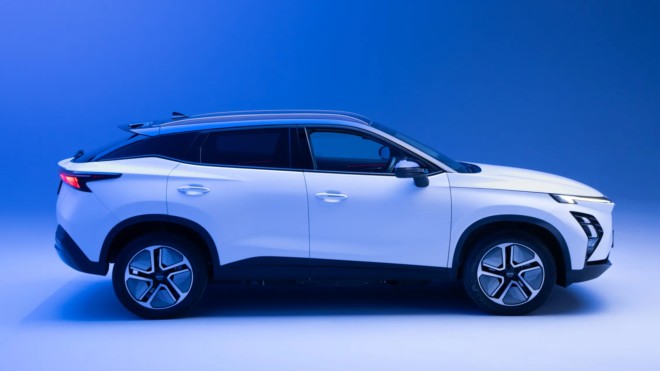 Side profile of OMODA E5