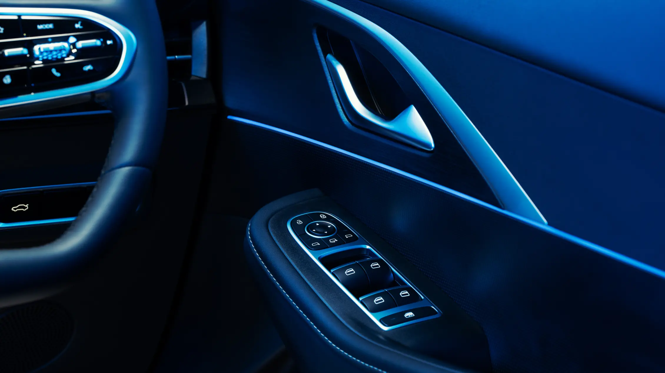 Close up on car handle details on an OMODA E5