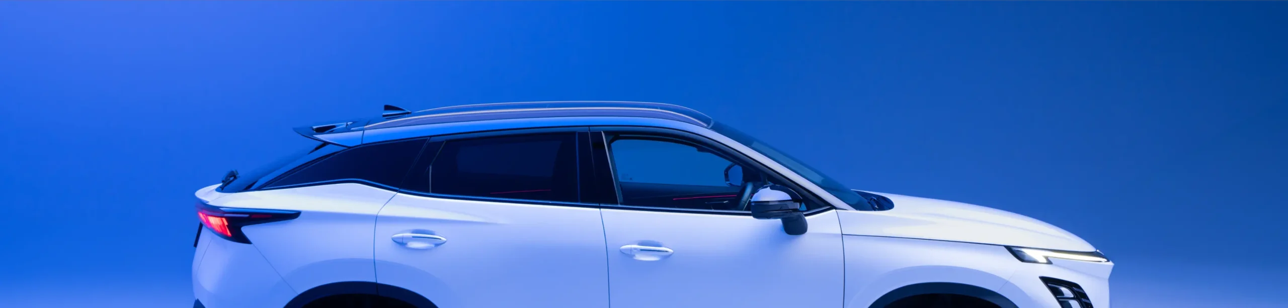 Side view of OMODA E5