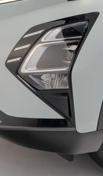 Side close up on OMODA E5 headlight