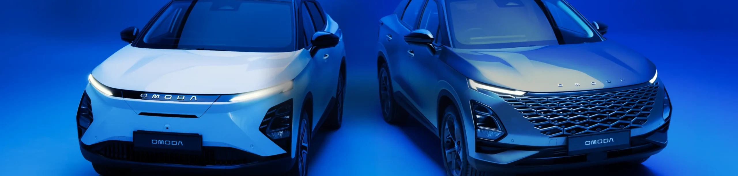 Two OMODA 5 lined up in blue background