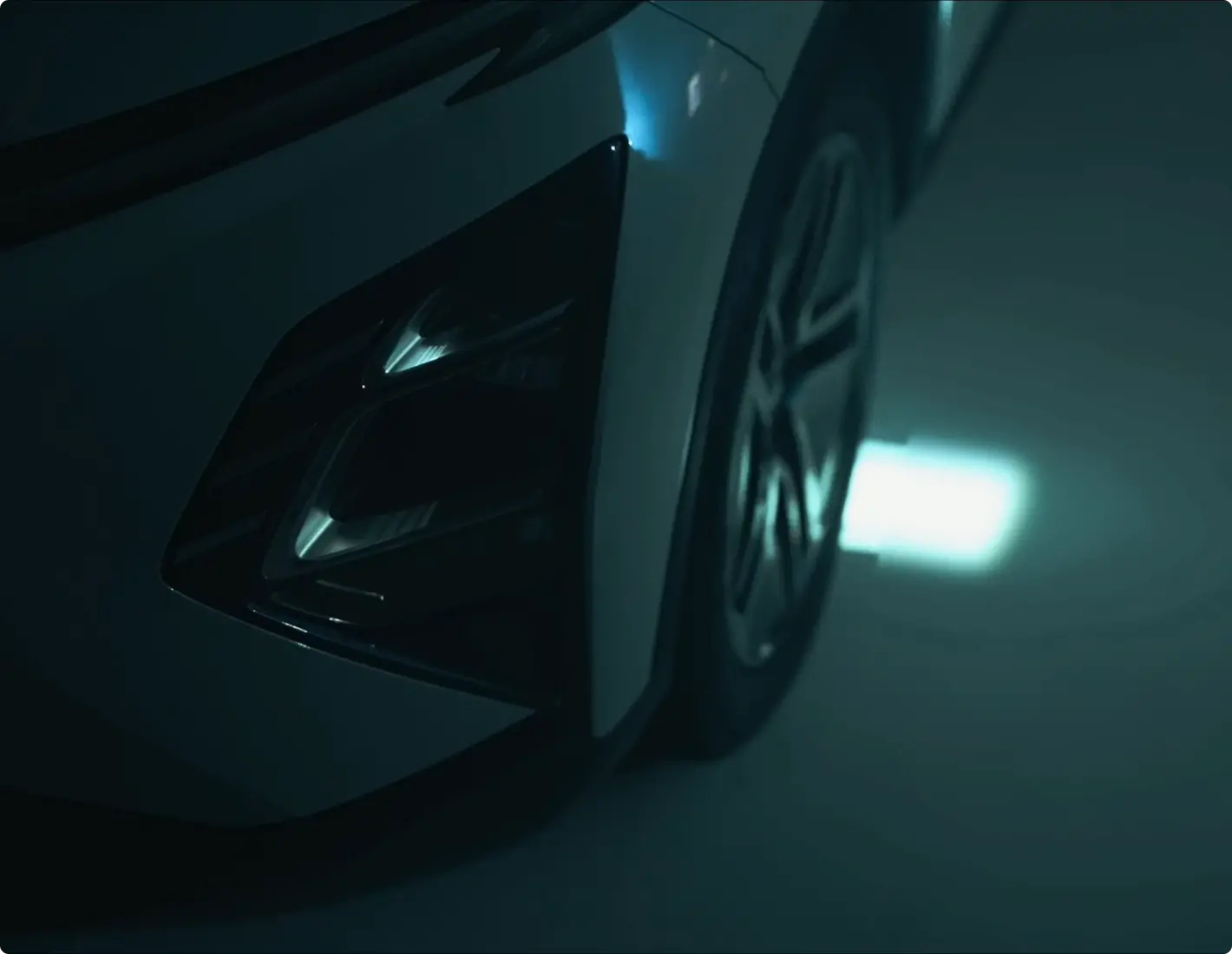 Close up of OMODA headline and wheel