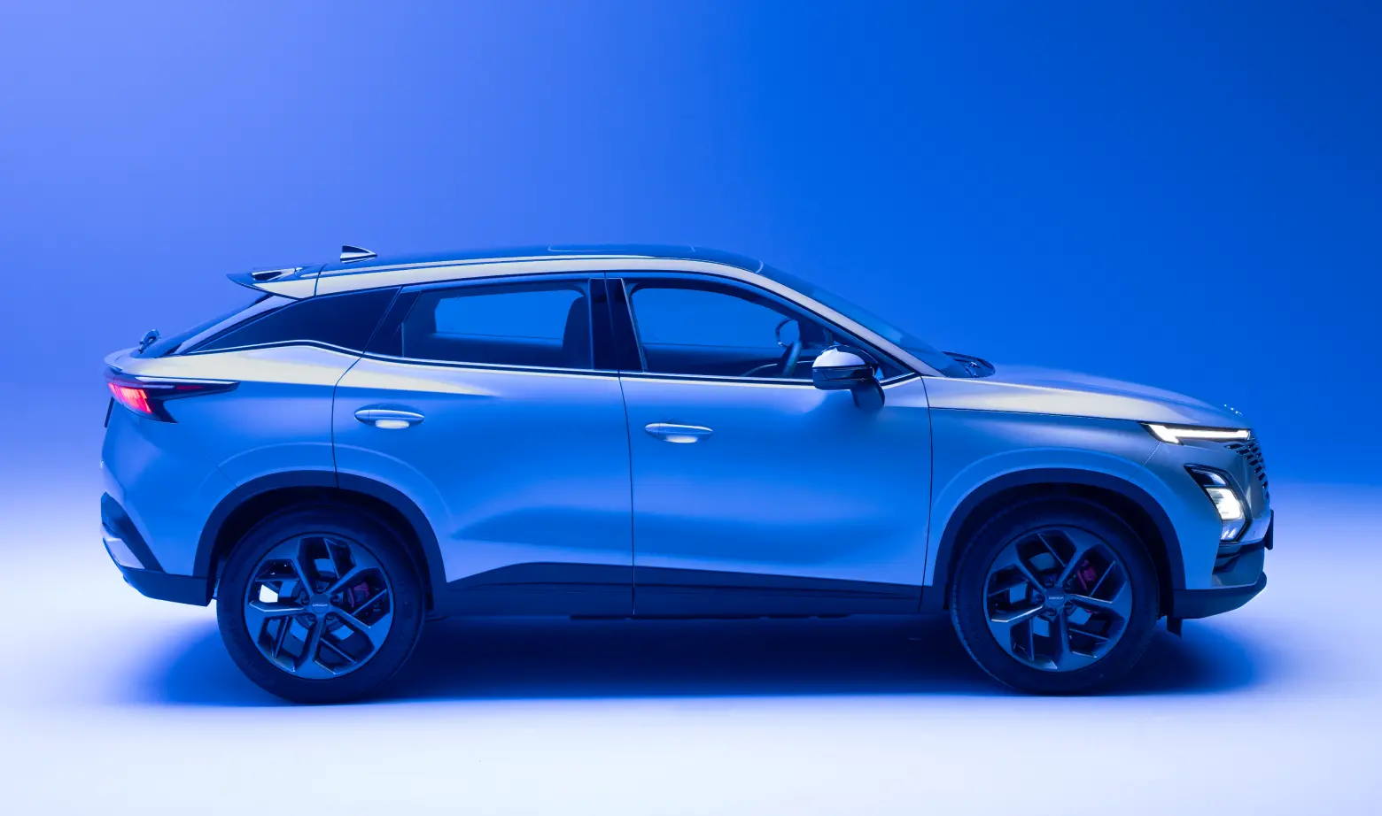 Blue OMODA 5 side on view